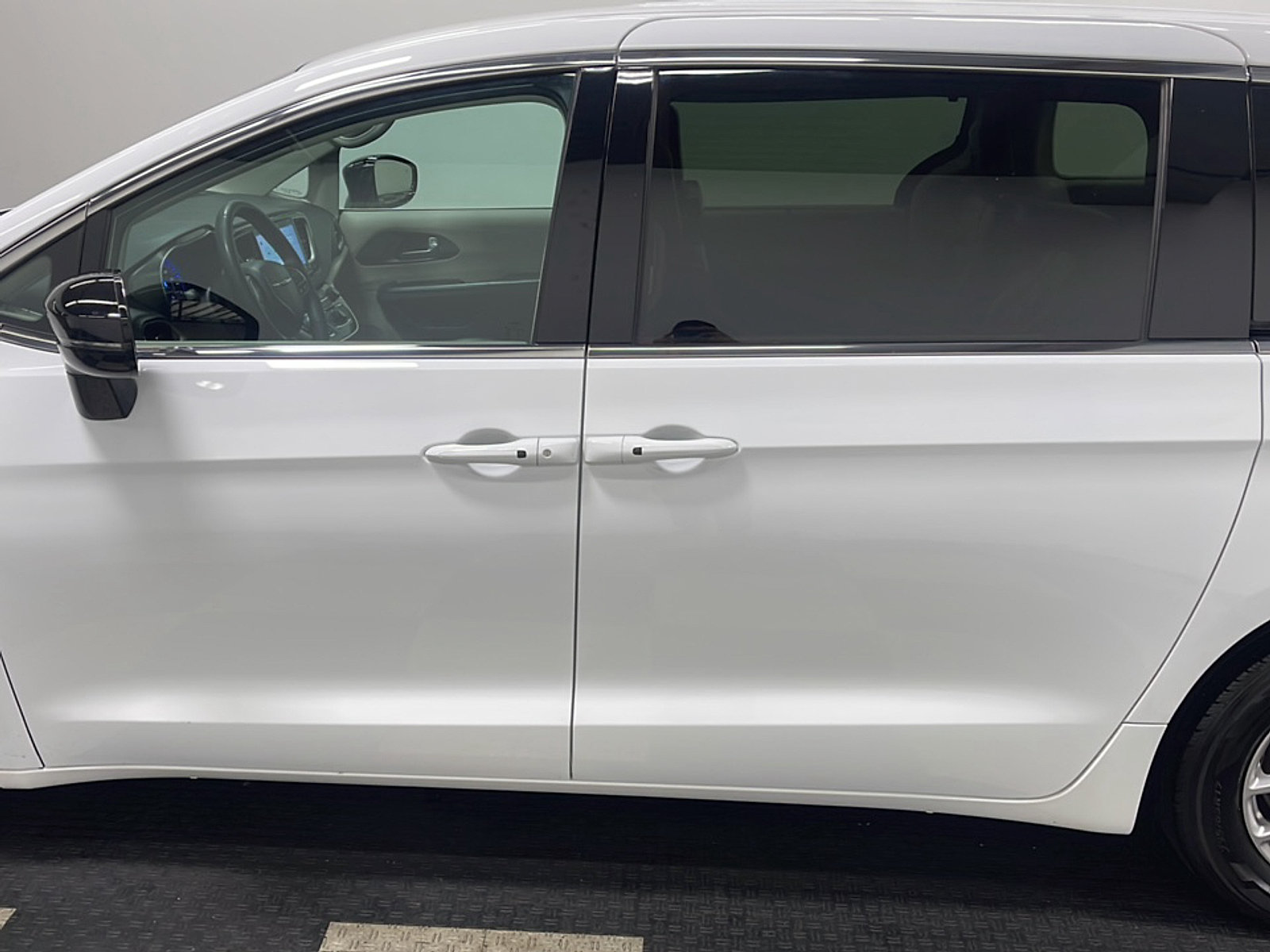 Used 2024 Chrysler Pacifica Touring-L FWD image 14