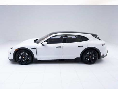 Certified 2022 Porsche Taycan Cross Turismo AWD/4WD image 2