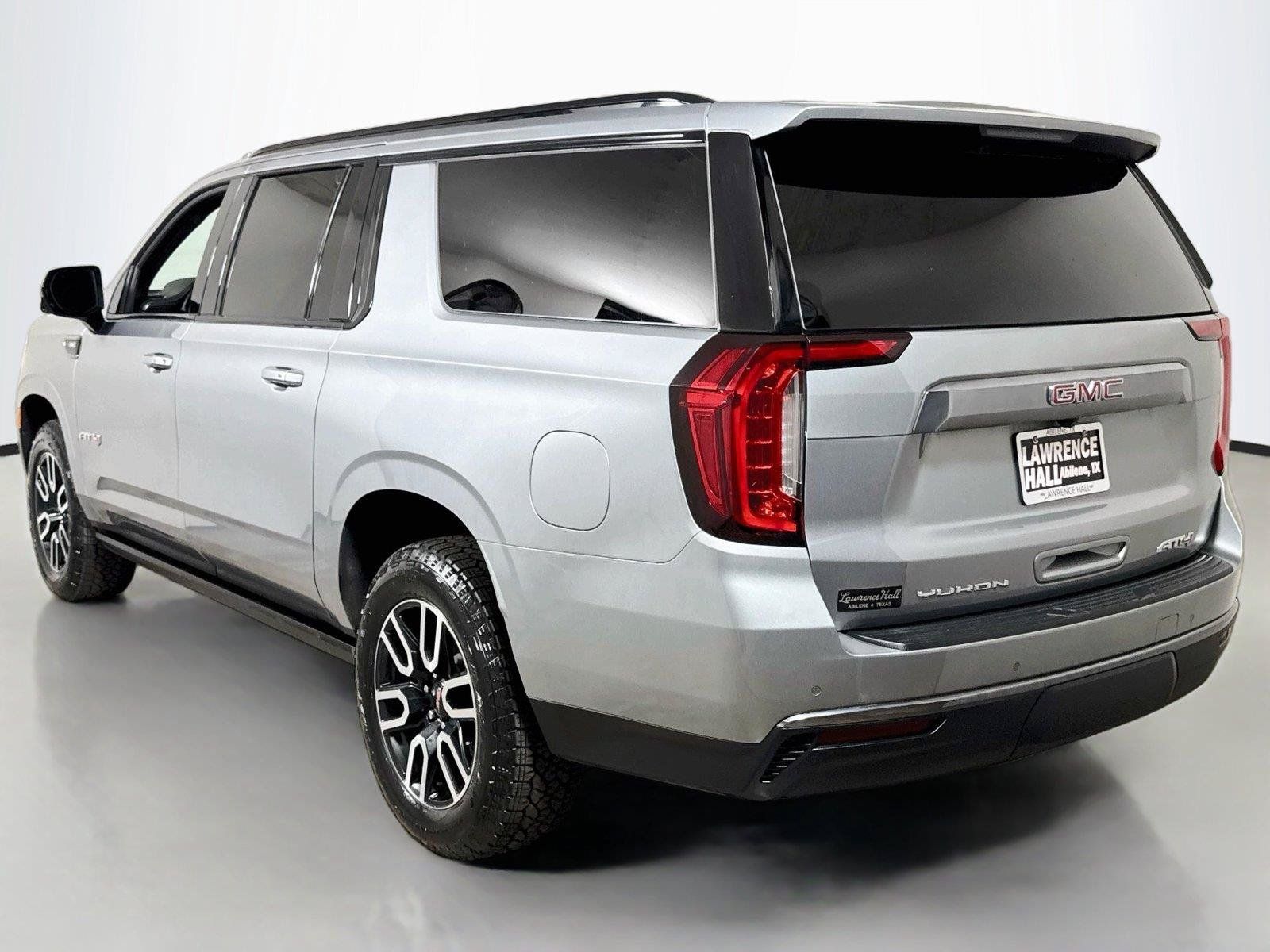 Used 2024 GMC Yukon XL AT4 w/ Technology Package AWD/4WD image 6