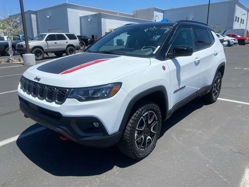 Used 2025 Jeep Compass Trailhawk AWD/4WD image 3