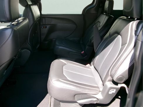 Used 2025 Chrysler Pacifica Select FWD image 9