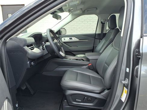 Used 2025 Ford Explorer Active w/ Active Comfort Package RWD image 12