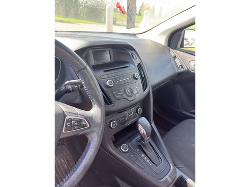 Used 2017 Ford Focus SE w/ Cold Weather Package image 8