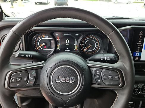 Used 2025 Jeep Gladiator Rubicon w/ Convenience Group AWD/4WD image 25