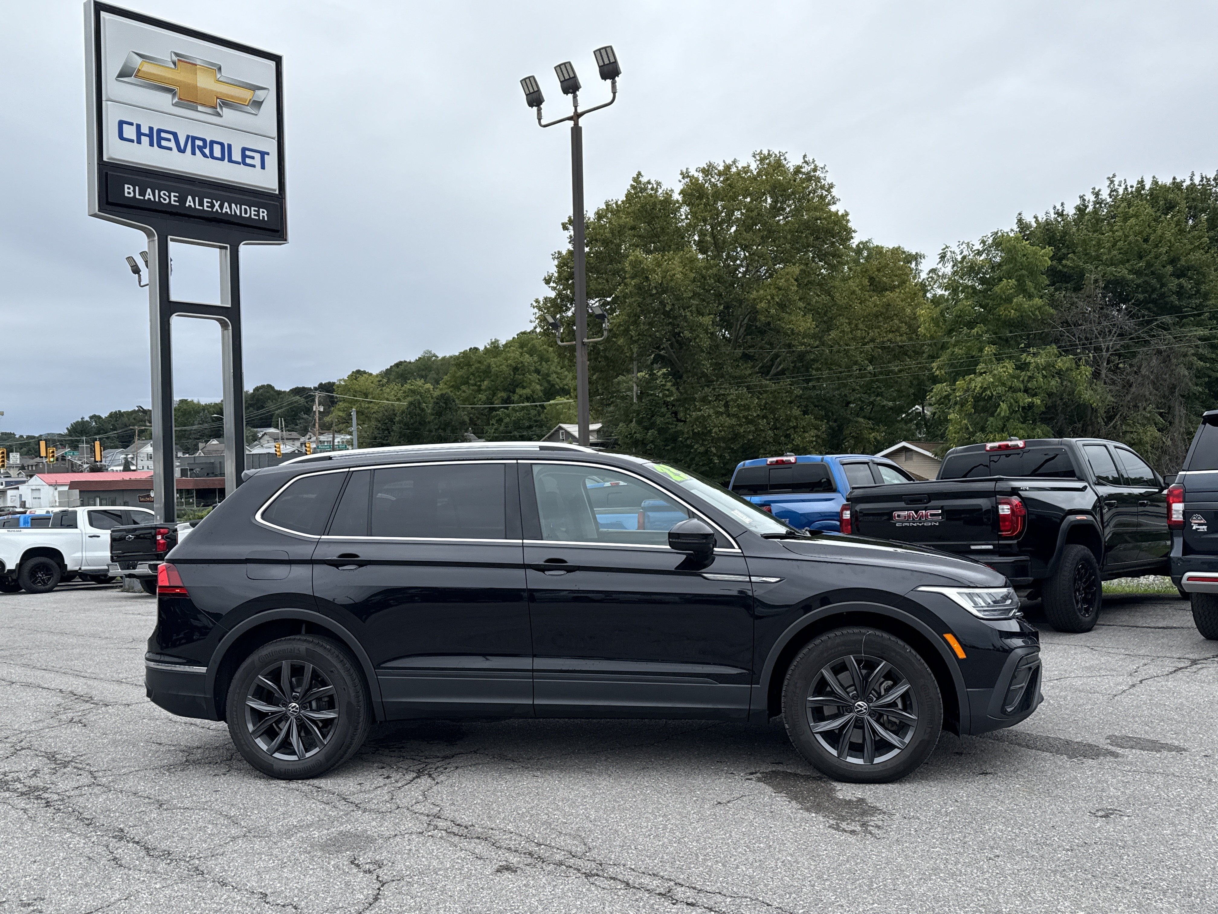 Used 2023 Volkswagen Tiguan SE AWD/4WD image 2