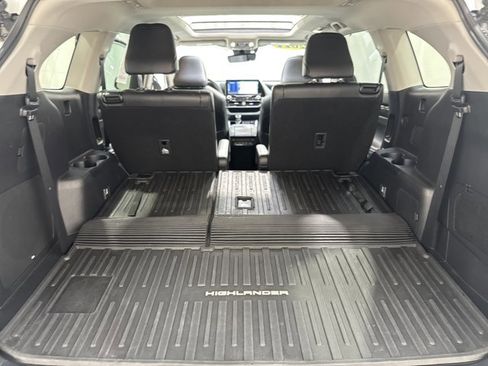 Used 2022 Toyota Highlander Platinum AWD/4WD image 32