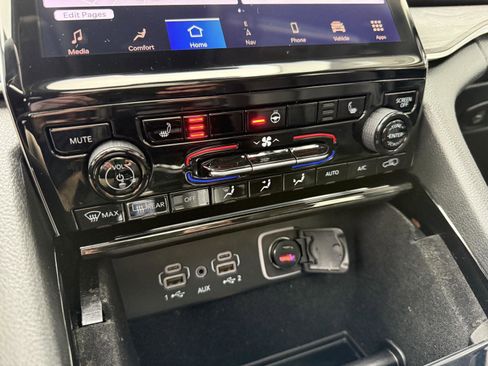 Used 2023 Jeep Grand Cherokee L Limited image 24