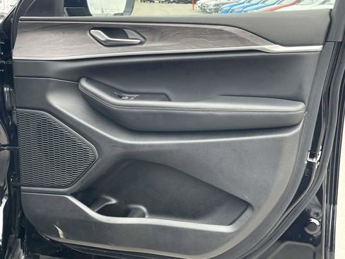 Used 2023 Jeep Grand Cherokee Limited image 27