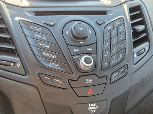 Used 2014 Ford Fiesta SE image 21