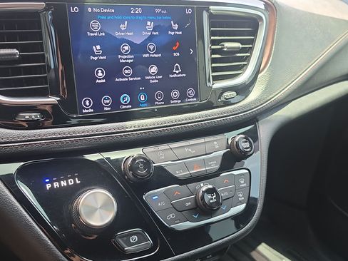 Used 2020 Chrysler Pacifica Limited FWD image 21