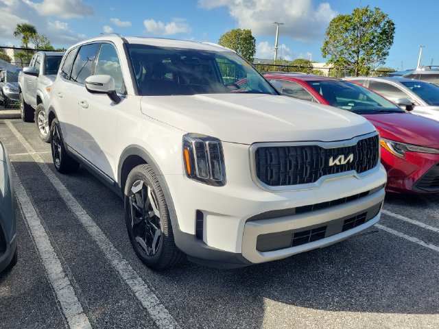 Used 2023 Kia Telluride EX w/ EX Captain's Chair Package FWD image 3