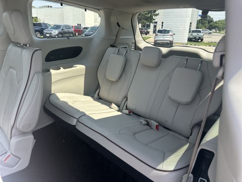 Used 2020 Chrysler Pacifica Limited FWD image 17