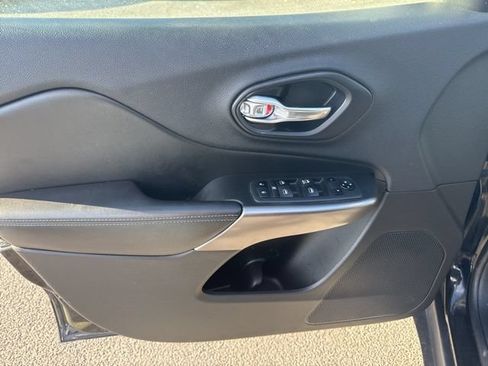 Used 2019 Jeep Cherokee Latitude w/ Cold Weather Group AWD/4WD image 14