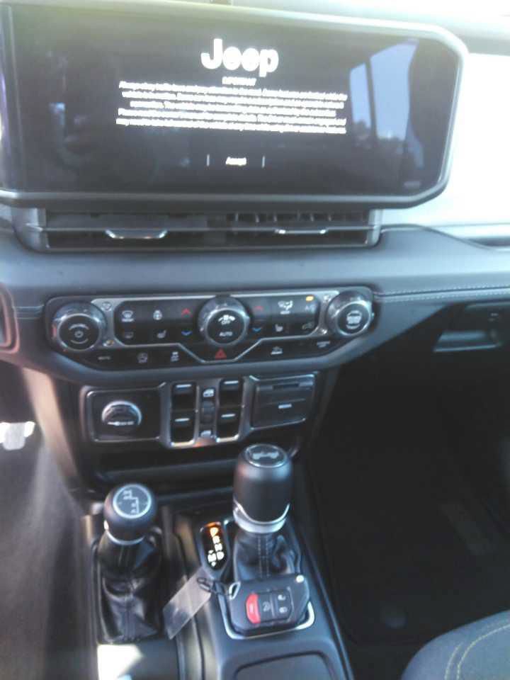 Used 2025 Jeep Wrangler Unlimited Sahara AWD/4WD image 6