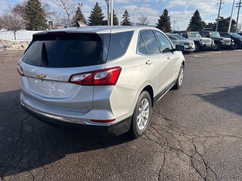 Used 2020 Chevrolet Equinox LT w/ Driver Convenience Package image 11