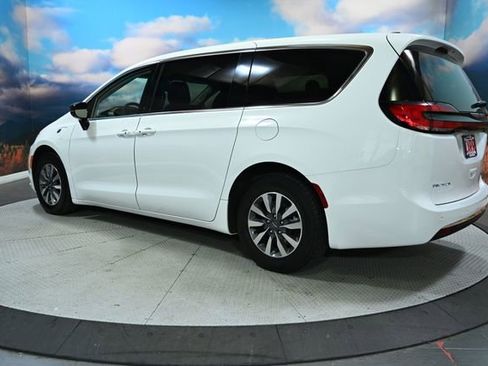 Used 2024 Chrysler Pacifica Limited FWD image 6
