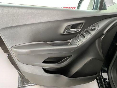 Used 2020 Chevrolet Trax LT w/ LT Convenience Package image 29