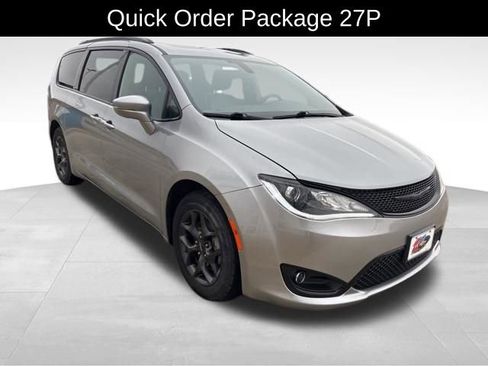 Used 2019 Chrysler Pacifica Limited w/ S Appearance Package image 4