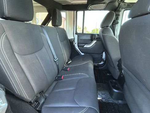 Used 2016 Jeep Wrangler Unlimited Rubicon w/ Connectivity Group AWD/4WD image 37