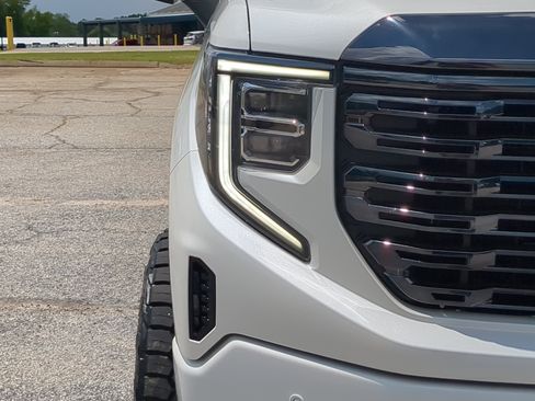Used 2022 GMC Sierra 1500 Denali Ultimate AWD/4WD image 8