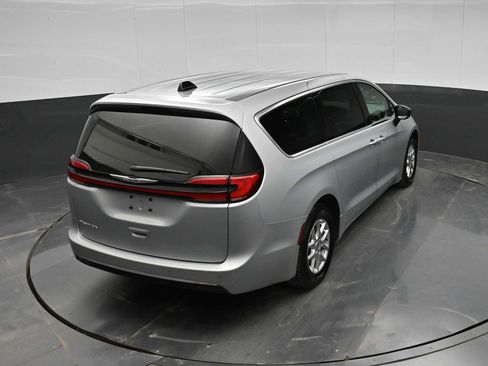 Used 2024 Chrysler Pacifica Touring-L FWD image 34
