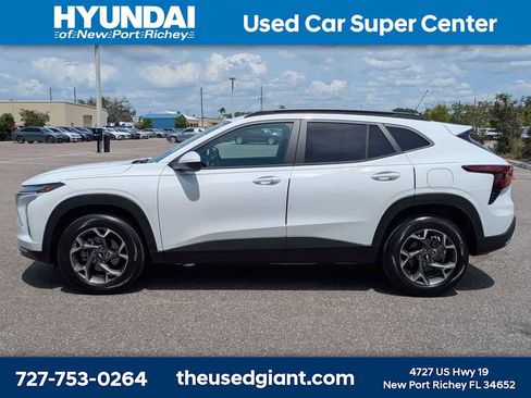 Used 2025 Chevrolet Trax LT w/ Driver Confidence Package FWD image 2