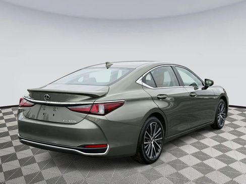 Used 2025 Lexus ES 300h w/ Premium Package image 2