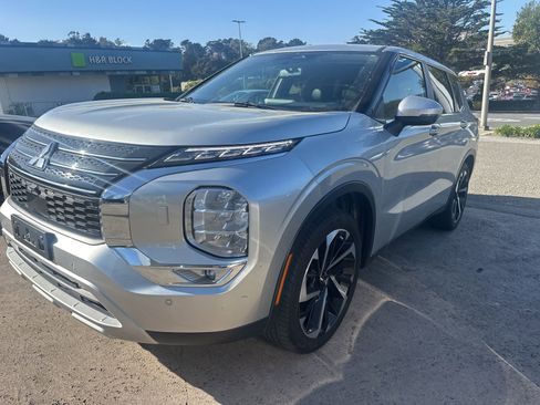 Used 2023 Mitsubishi Outlander SE image 3