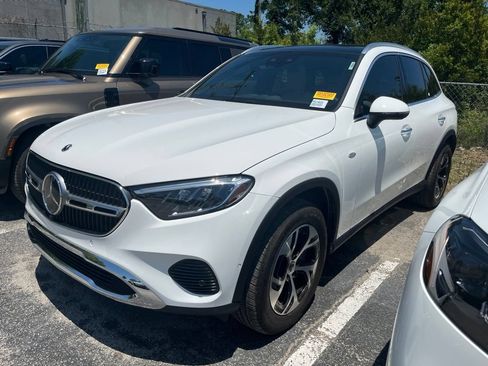 Used 2025 Mercedes-Benz GLC 350e 4MATIC image 2
