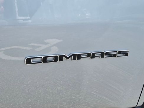 Used 2024 Jeep Compass Latitude image 11