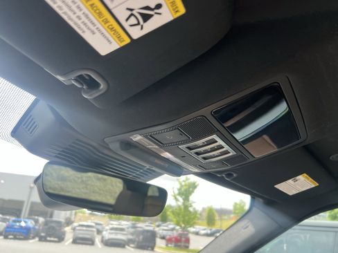 Used 2025 Land Rover Discovery Dynamic SE AWD/4WD image 34