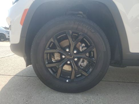 Used 2025 Jeep Grand Cherokee Altitude AWD/4WD image 7