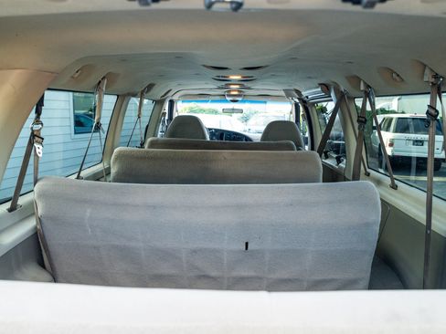 Used 2006 Ford E-350 and Econoline 350 XL RWD image 19