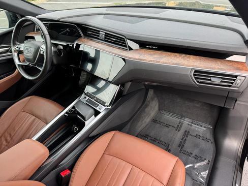 Used 2022 Audi e-tron Premium w/ Convenience Plus Package AWD/4WD image 25