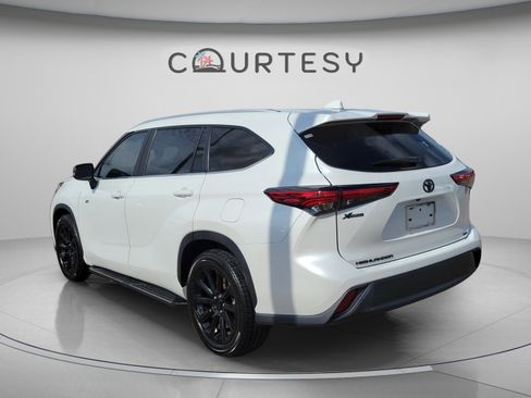 Used 2023 Toyota Highlander XLE FWD image 2
