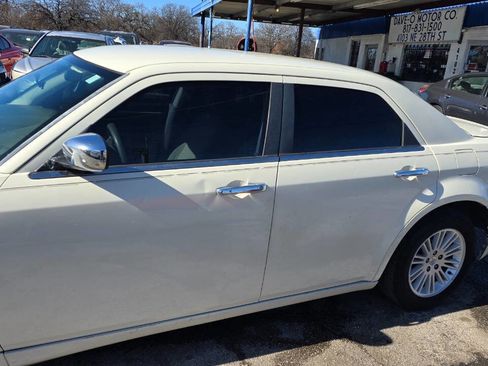 Used 2010 Chrysler 300 Touring image 2