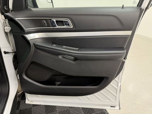 Used 2017 Ford Explorer XLT image 26