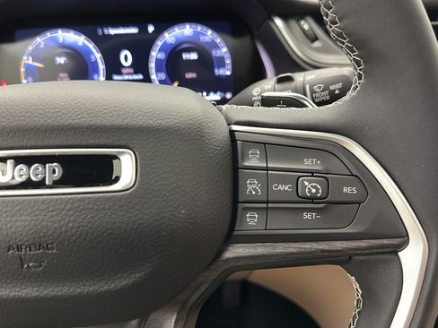 Used 2025 Jeep Grand Cherokee L Limited w/ Luxury Tech Group II AWD/4WD image 19