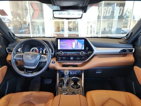 Used 2023 Toyota Highlander Platinum image 18
