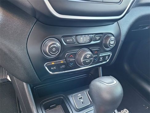 Certified 2019 Jeep Cherokee Latitude Plus w/ Comfort/Convenience Group image 25