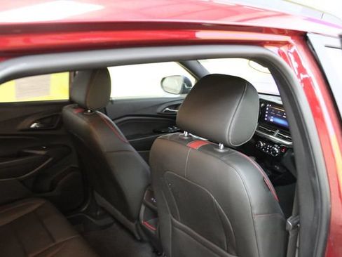 Used 2025 Chevrolet Trax RS w/ Sunroof Package FWD image 10