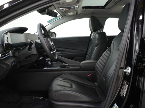 Certified 2025 Hyundai Elantra Limited FWD image 22