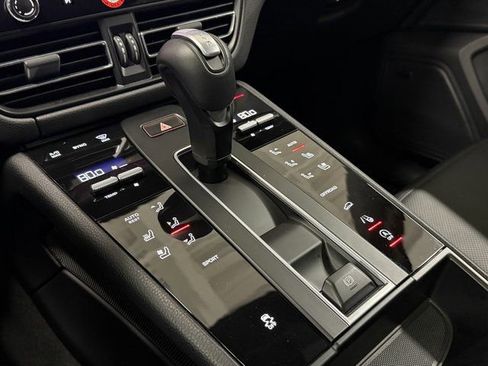 Certified 2025 Porsche Macan image 18