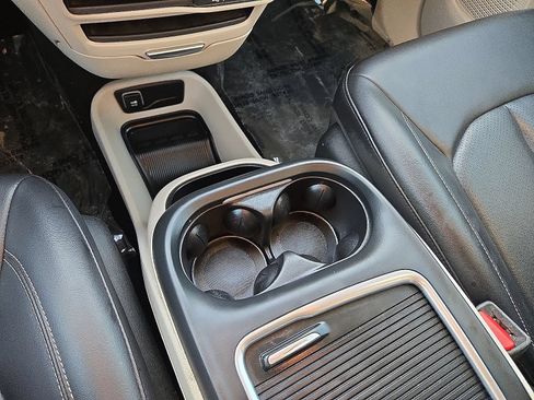 Used 2023 Chrysler Pacifica Touring-L FWD image 31
