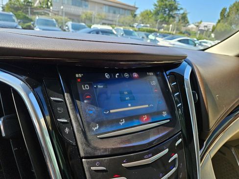 Used 2015 Cadillac Escalade Luxury image 4