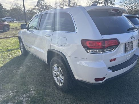 Used 2020 Jeep Grand Cherokee Laredo image 3