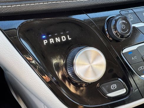 Used 2023 Chrysler Pacifica Limited image 23