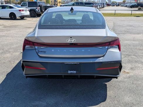 Used 2025 Hyundai Elantra SEL image 4