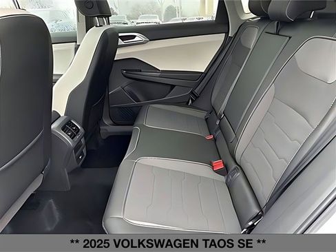 Used 2025 Volkswagen Taos SE w/ Panoramic Sunroof Package image 12