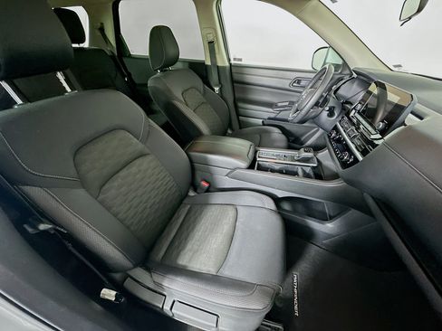Used 2025 Nissan Pathfinder SV FWD image 32
